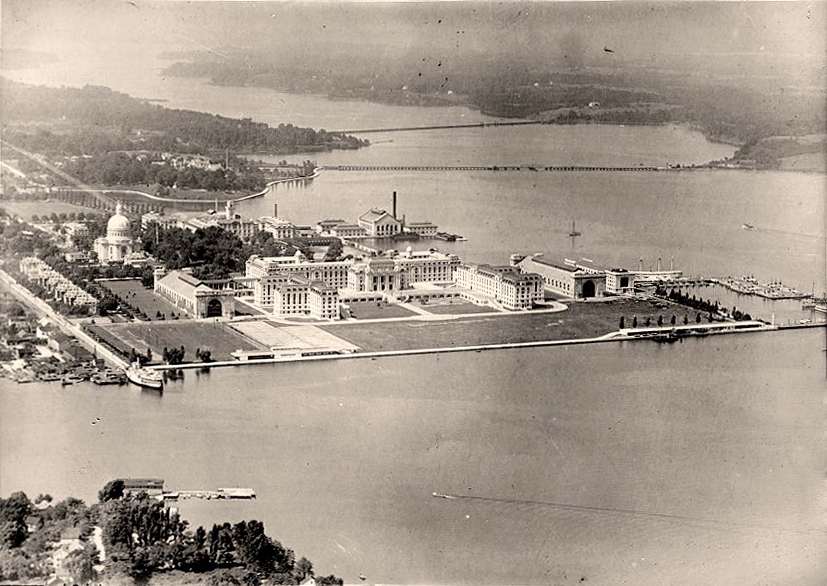 Annapolis. U.S. Naval Academy and the Severn River, between 1915 and 1920