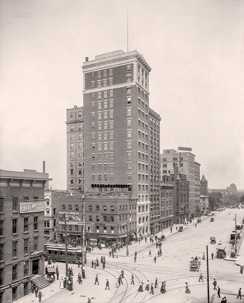 Columbus, Ohio. Northeast corner, High and Broad Streets, circa 1910