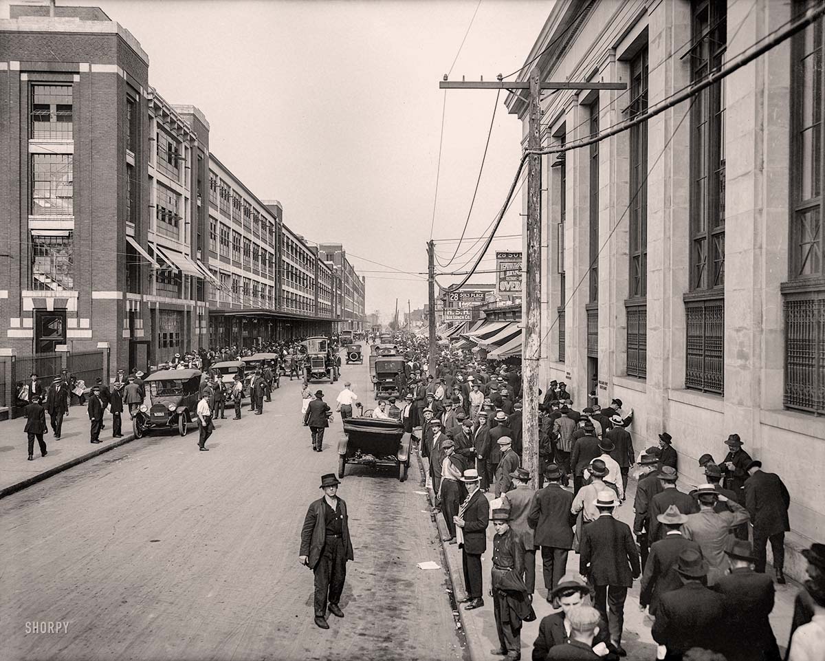 Detroit, Michigan. Four o'clock shift, Ford Motor Company, 1916