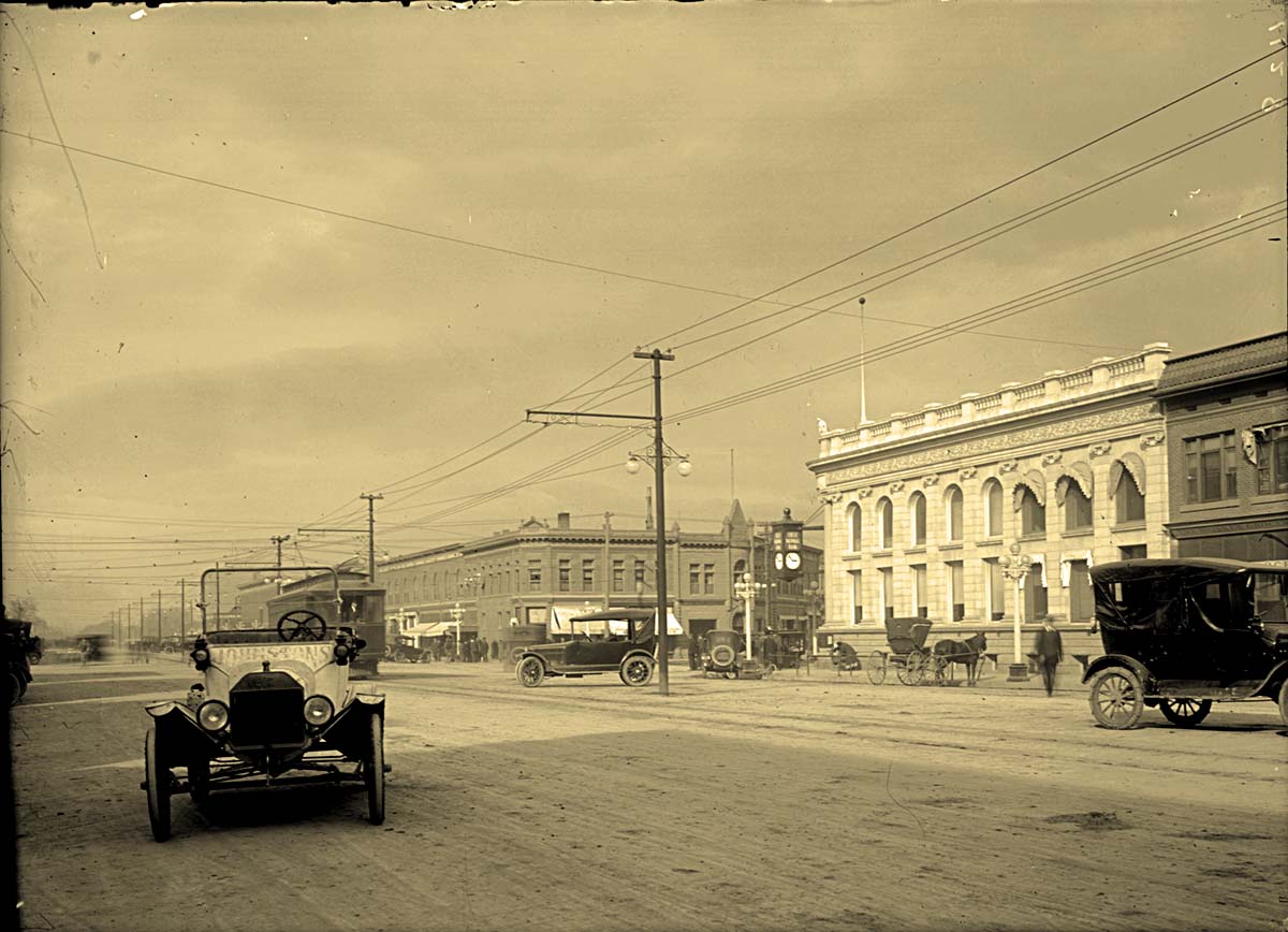Fort Collins. College Avenue, the right - First National Bank, 1917