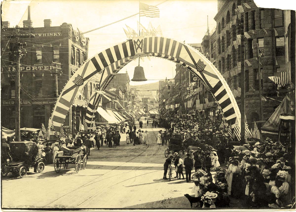 Helena. Arch over intersection Sixth and Main Streets, 1907