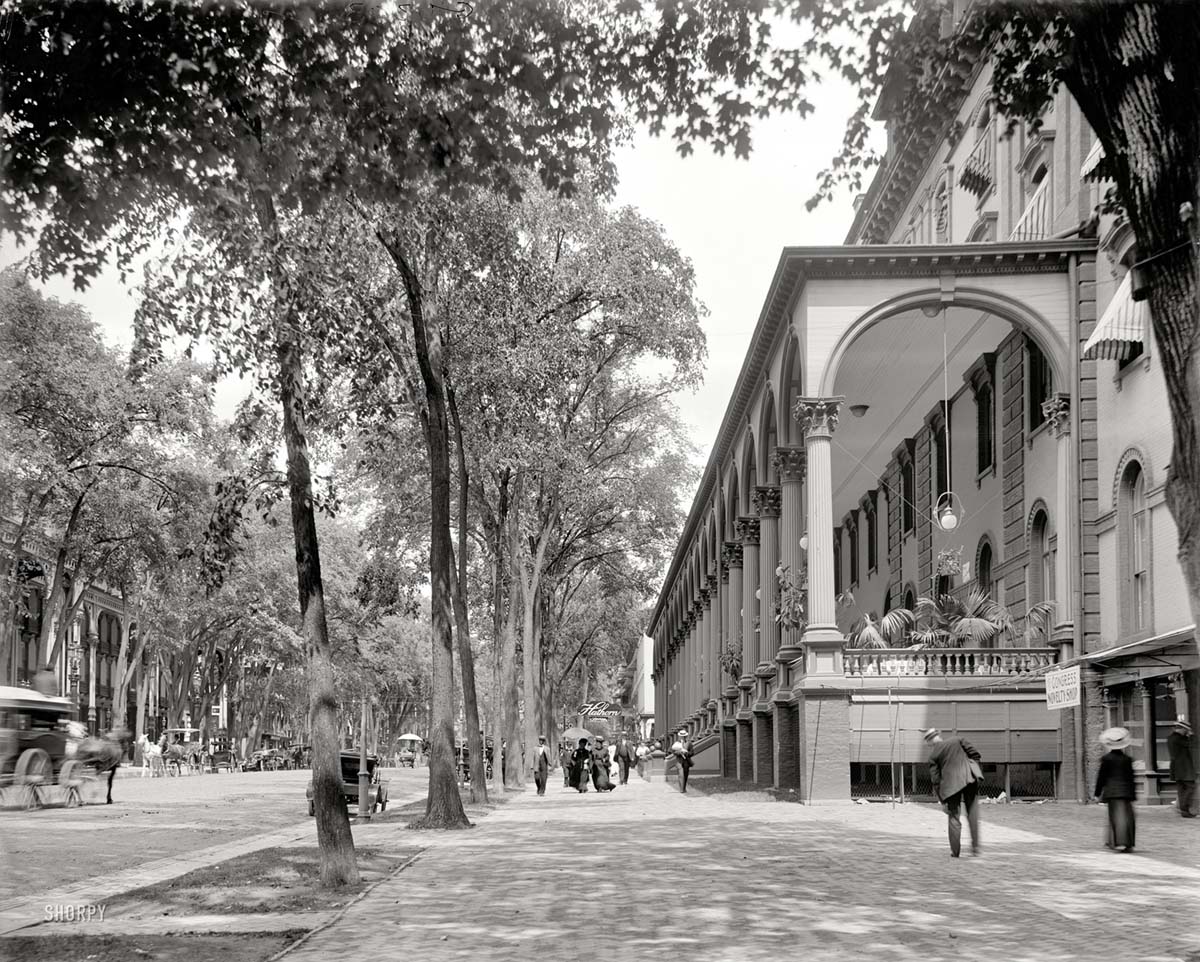 Saratoga Springs. Congress Hall and Broadway, circa 1908