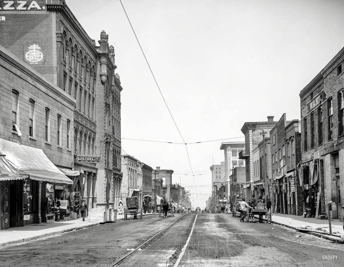 Vicksburg. View along Washington Street, circa 1909