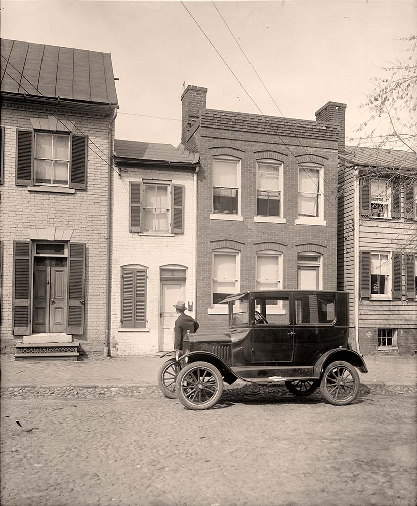 Alexandria, Virginia. Ford Coupe at little house, between 1910 and 1925