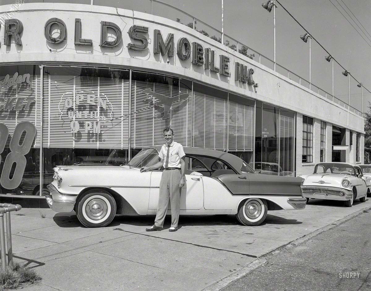 Columbus. Oldsmobile dealer