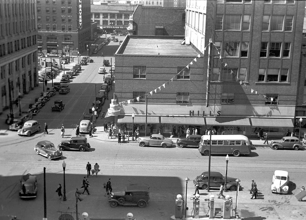 Des Moines. Business district and gas station, May 1940