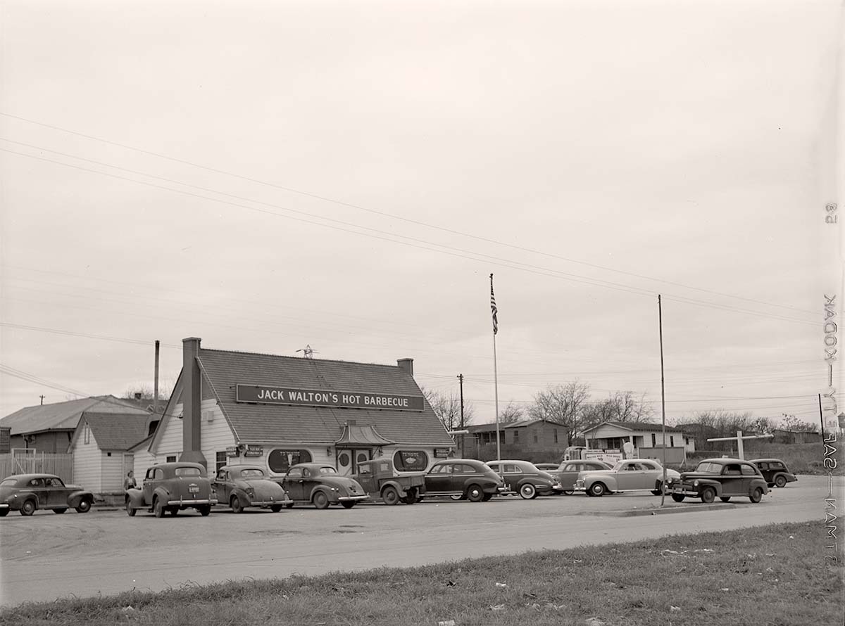 Fort Worth, Texas. Barbecue drive-in restaurant on Fort Worth-Dallas highway, 1942