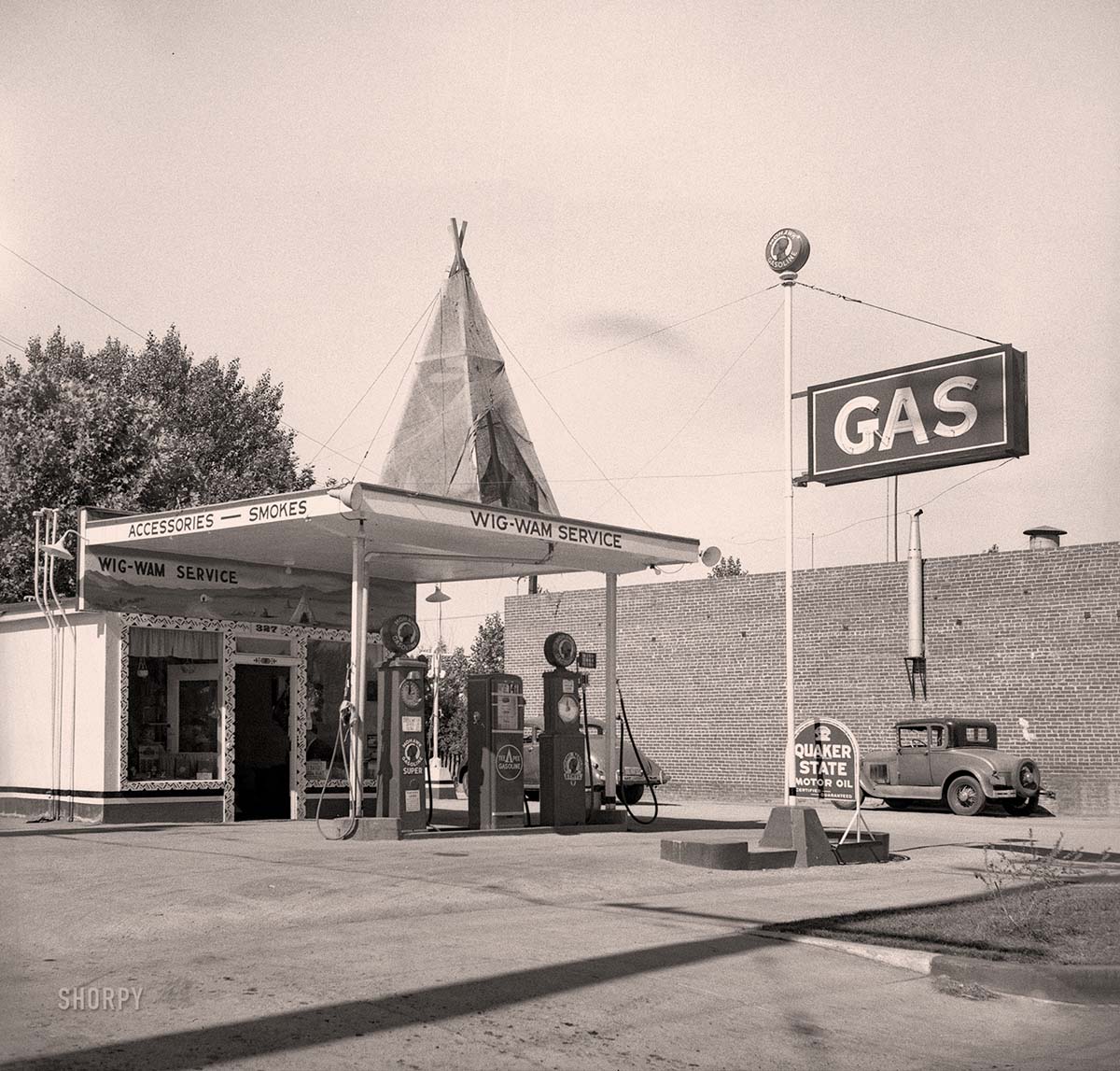 Fresno, California. Gas station between Tulare and Fresno on US Highway 99, 1939