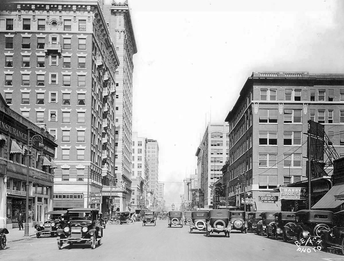 Houston. Main Street, on the corner on the left side - Bender Hotel, 1920's