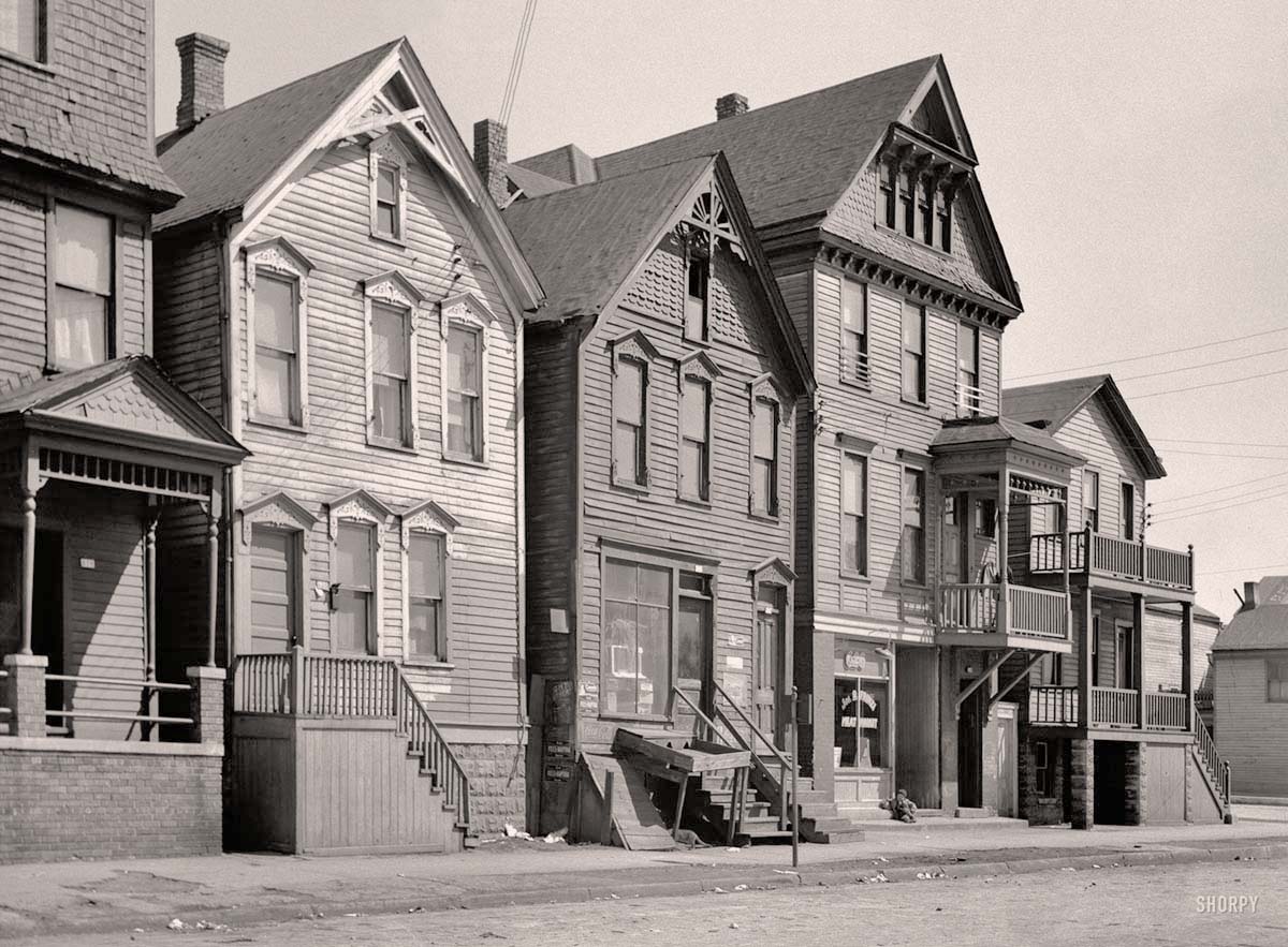 Milwaukee, Wisconsin. Group of houses in 600 block on East Detroit Street, April 1936