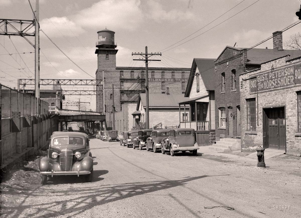Milwaukee, Wisconsin. Houses at Detroit and Van Buren streets near the electric railroad, April 1936