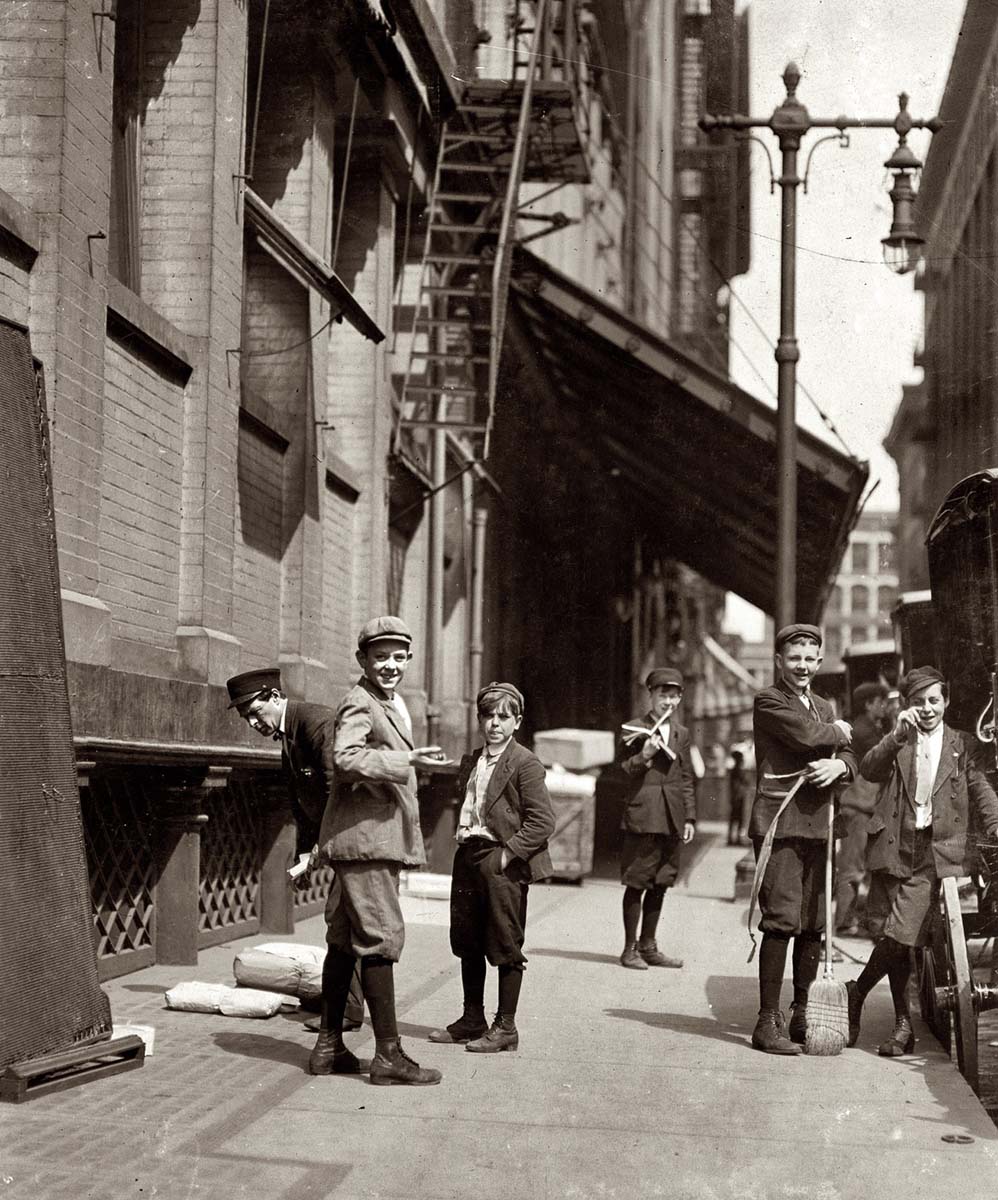 Saint Louis. Bundle Boys at Nugent's, Washington and Broadway, May 1910