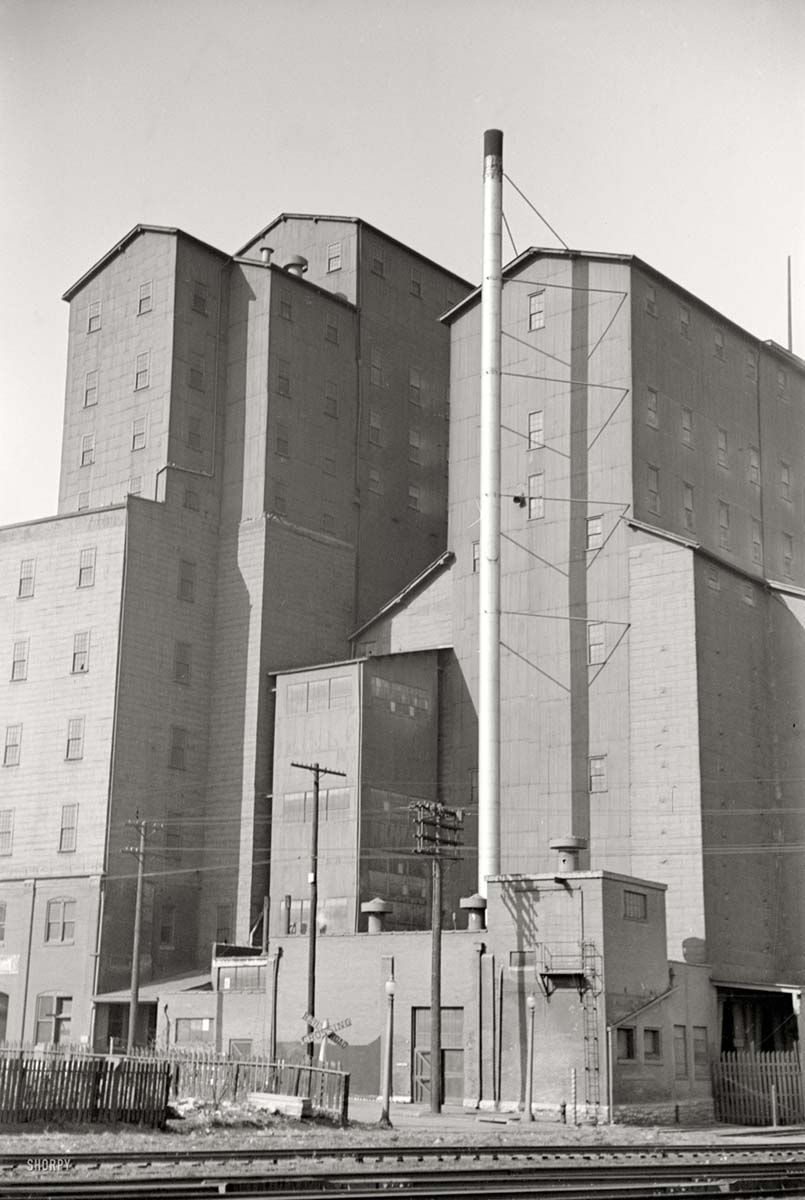 Saint Louis. Grain elevator on riverfront, January 1939